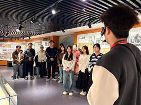 一群人站在室内AI 生成的内容可能不正确。