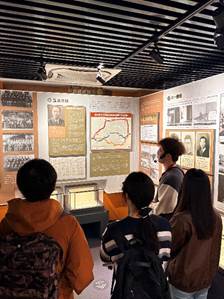 一群人在商店里AI 生成的内容可能不正确。