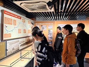 一群人站在门口AI 生成的内容可能不正确。