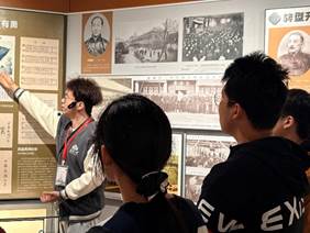 男人在打电话AI 生成的内容可能不正确。