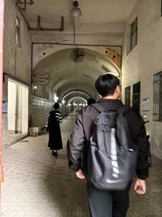 人站在建筑前AI 生成的内容可能不正确。